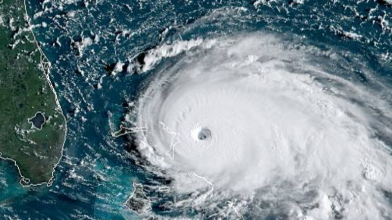 El ojo del huracán Dorian apunta hacia el centro de la isla Abaco de Las Bahamas el 1 de septiembre de 2019 a las 11, hora UTC) (Satélite GOES)