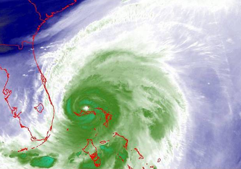 Imagen de satélite del extenso huracán Dorian en la costa de Florida después de que el ojo del ciclón pasara por la isla Ábaco el domingo (derecha) y la isla Gran Bahama el lunes, arrasando con la marejada ciclónica la ciudad de Freeport (GOES)