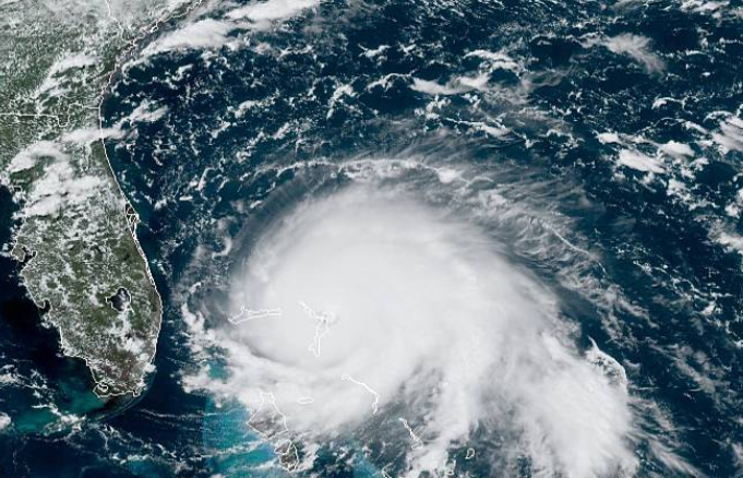 El ojo del huracán Dorian toca tierra en la  isla Abaco de Las Bahamas el 1 de septiembre de 2019 alrededor de la 17:36, hora UTC (Satélite GOES)