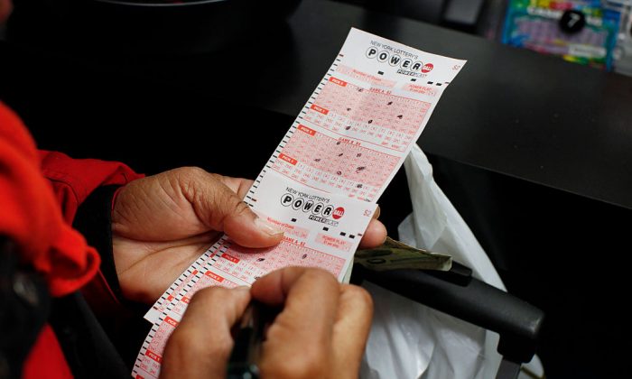 Imagen de archivo de un billete de lotería. (Kena Betancur/AFP/Getty Images)