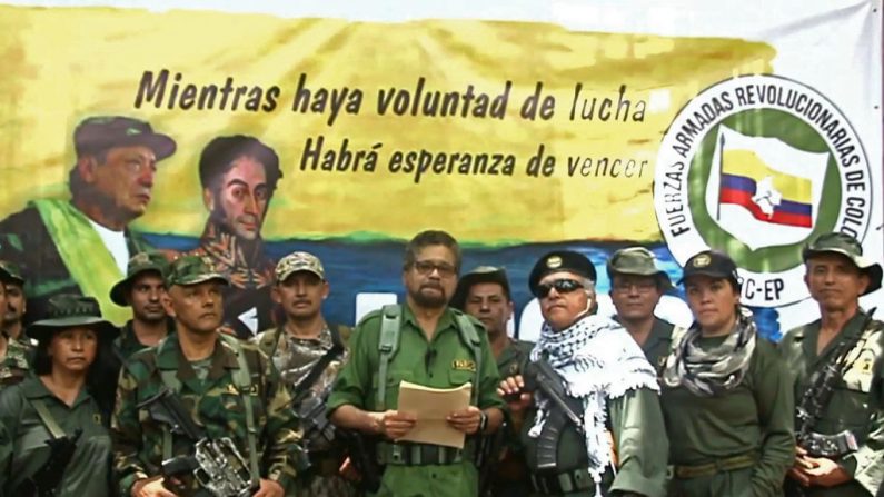 Esta captura de televisión tomada de YouTube y lanzada el 29 de agosto de 2019 muestra a Iván Márquez (c) y su compañero rebelde fugitivo, Jesús Santrich (con gafas de sol), jefes del grupo del ejército rebelde de las FARC en Colombia, en un lugar no revelado en Colombia que anuncia que están tomando las armas nuevamente con otras guerrillas que se distanciaron de un acuerdo de paz firmado con el gobierno en 2016 (Foto de / AFP / Getty Images)