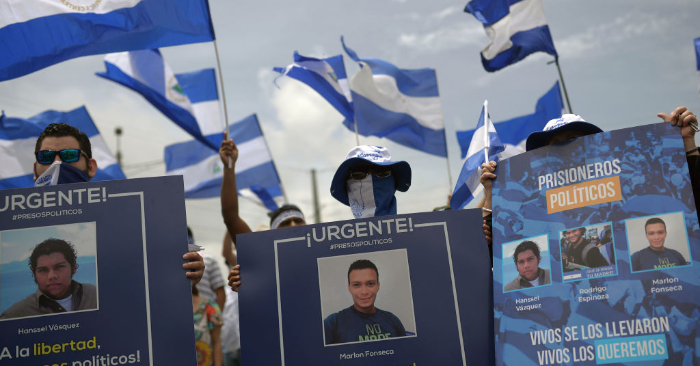 Manifestantes de la oposición nicaragüense participan en una marcha llamada "Masaya florecera", en apoyo a las manifestaciones de esa ciudad bastión contra Ortega, en Managua, el 21 de julio de 2018. Foto de MARVIN RECINOS/AFP/Getty Images.