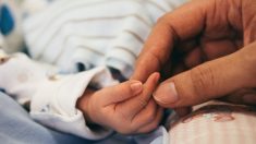 Nace un bebé después de pasar 117 días en el vientre de su madre muerta