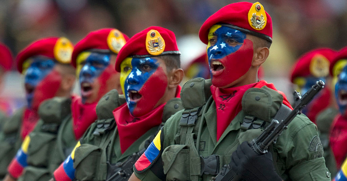 Soldados venezolanos participan en un desfile militar en Caracas. Foto de JUAN BARRETO/AFP/Getty Images