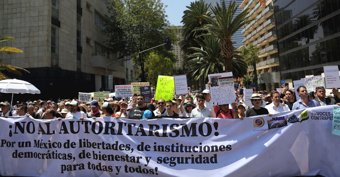 Miles de personas participan en una marcha contra el presidente Andrés Manuel López Obrador este domingo, en Ciudad de México (México), en el marco de la presentación de su primer informe de gobierno. EFE/Sáshenka Gutiérrez