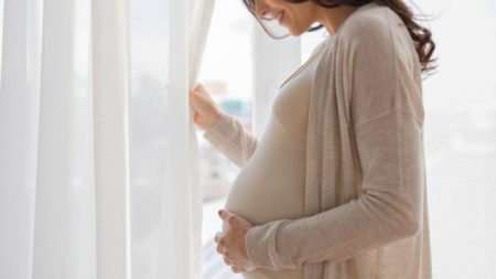 Una mujer que pensó que estaba embarazada descubre que se trata de un cáncer