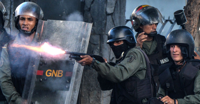 La Guardia Nacional del régimen de Nicolás Maduro enfrenta una protesta en Caracas, el 26 de julio de 2017. Los venezolanos bloquearon las calles en una huelga general de 48 horas para frustrar los planes del régimen de reescribir la constitución del país. Foto de FEDERICO PARRA/AFP/Getty Images.