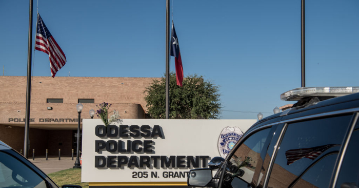 Las banderas a media asta en el cartel del Departamento de Policía de Odessa después de un tiroteo mortal el 1 de septiembre de 2019 en Odessa, Texas. Foto de Cengiz Yar/Getty Images.