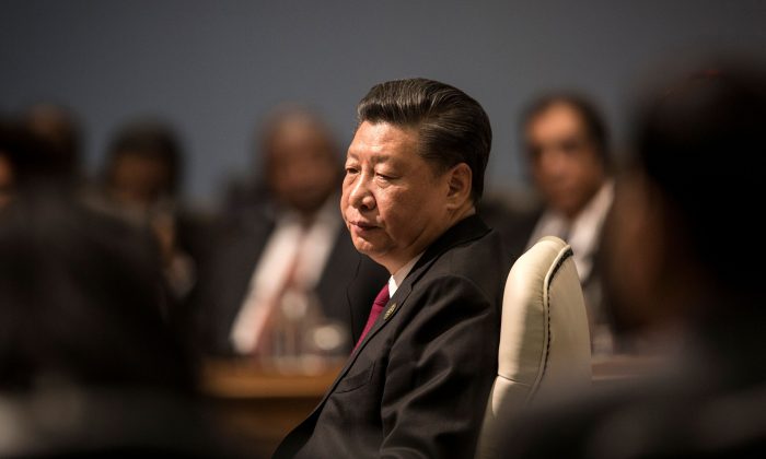El líder chino Xi Jinping asiste a una reunión durante la 10ª cumbre BRICS (reunión de las principales economías emergentes del mundo, Brasil, Rusia, India, China y Sudáfrica) en Johannesburgo, Sudáfrica, el 26 de julio de 2018. (Gulshan Khan/AFP/Getty Images)
