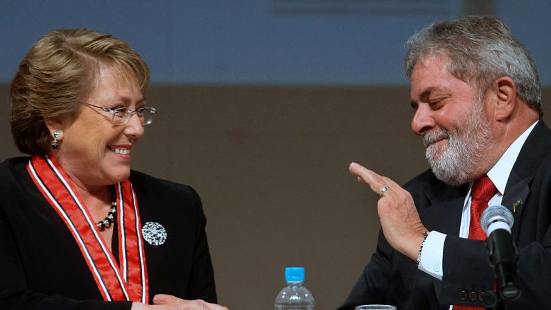 La presidente de Chile, Michelle Bachelet (izq.), es recibida por el presidente de Brasil, Luiz Inácio Lula da Silva, durante una reunión con empresarios en la sede de la Federación de la Industria del Estado de Sao Paulo (FIESP), en Sao Paulo, Brasil, el 30 de julio de 2009. (MAURICIO LIMA/AFP/Getty Images)