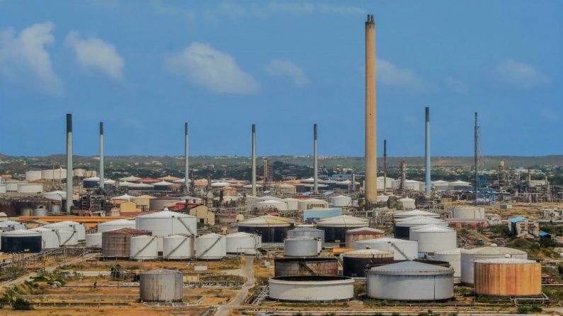 Vista de la refinería de petróleo Isla arrendada por la empresa petrolera estatal venezolana PDVSA en Willemstad, Curazao, Antillas Holandesas, el 22 de febrero de 2019. (LUIS ACOSTA/AFP/Getty Images)