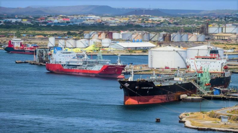 Buques petroleros permanecen atracados frente a la refinería de petróleo Isla, la cual es arrendada por la empresa petrolera estatal venezolana PDVSA en Willemstad, Curazao, Antillas Holandesas, el 22 de febrero de 2019. (LUIS ACOSTA/AFP/Getty Images)