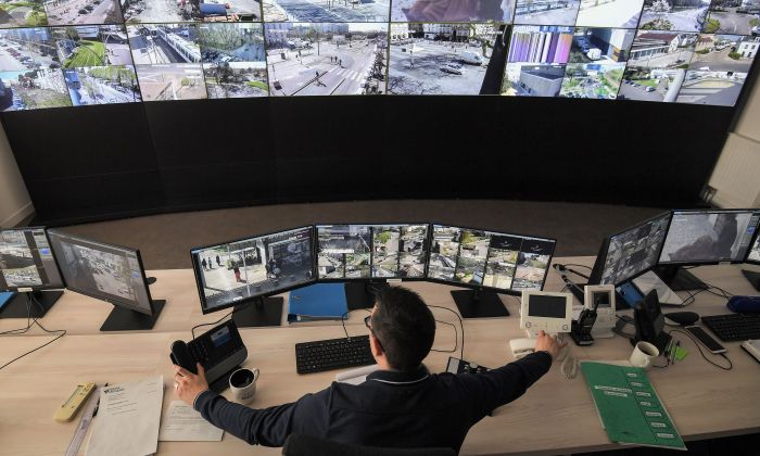 Un operador del Centro de Supervisión Urbana observa pantallas que muestran imágenes de cámaras de seguridad exterior de circuito cerrado (CCTV) en el centro de Nantes, Francia, el 27 de marzo de 2019. (LOIC VENANCE/AFP/Getty Images)
