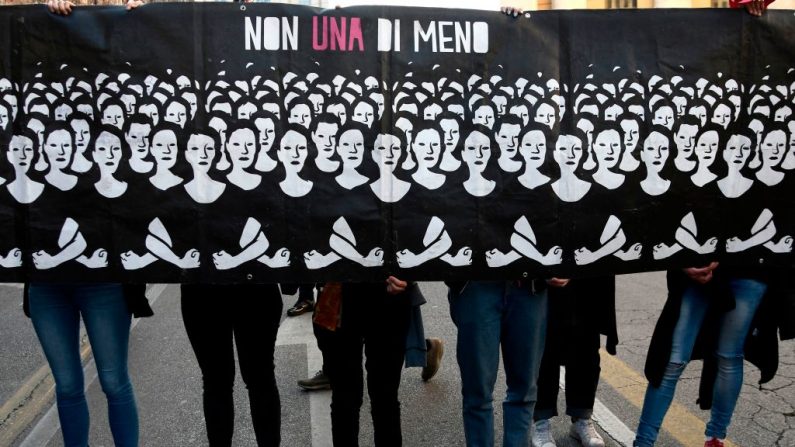 Miembros del grupo feminista "Non Una di Meno" (Ni una menos) participan en una marcha durante el Congreso Mundial de las Familias (WCF) el 30 de marzo de 2019 en Verona, Italia. (FILIPPO MONTEFORTE/AFP/Getty Images)
