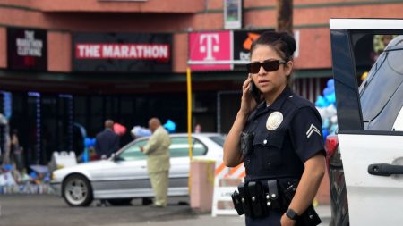 Joven hispana demanda a Policía de Los Ángeles por rociarle insecticida para curarle sarna