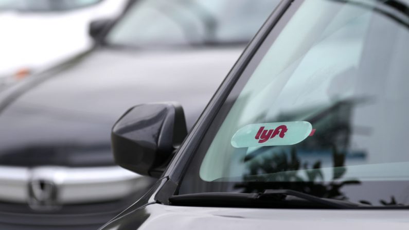El logotipo de Lyft se muestra en un automóvil el 7 de marzo de 2019 en San Francisco, California. La compañía espera que valore en USD 25 mil millones ante la compañía de transportes. (Justin Sullivan / Getty Images)