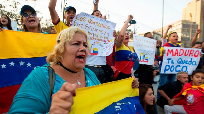 Venezolanos residentes en Perú participan en una concentración de apoyo al líder opositor venezolano y presidente interino Juan Guaido en Lima (Perú) el 1 de mayo de 2019. (Cris Bouroncle / AFP / Getty Images)