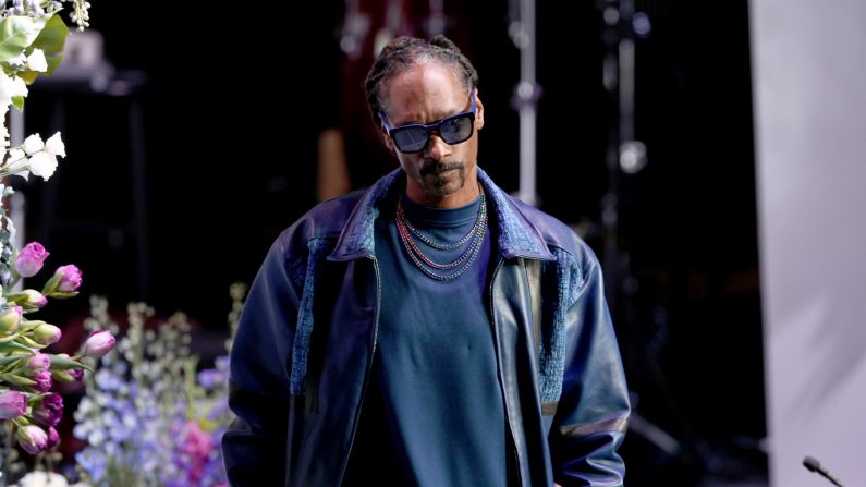 Snoop Dogg habla en el escenario durante la Celebración de la Vida de Nipsey Hussle en el Centro STAPLES el 11 de abril de 2019 en Los Ángeles, California. (Foto de Frederick M. Brown/Getty Images For All Money In Records and Atlantic Records)