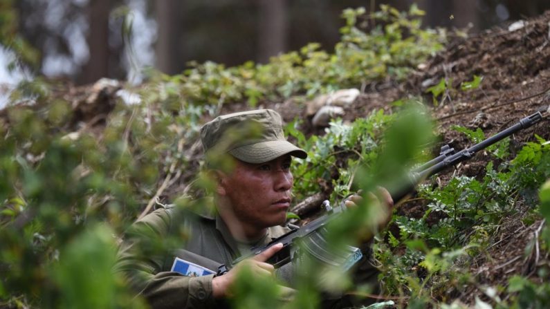 Un soldado toma posición en el municipio de Fraijanes, Guatemala, el 7 de mayo de 2019, durante un motín. (JOHAN ORDONEZ/AFP/Getty Images)
