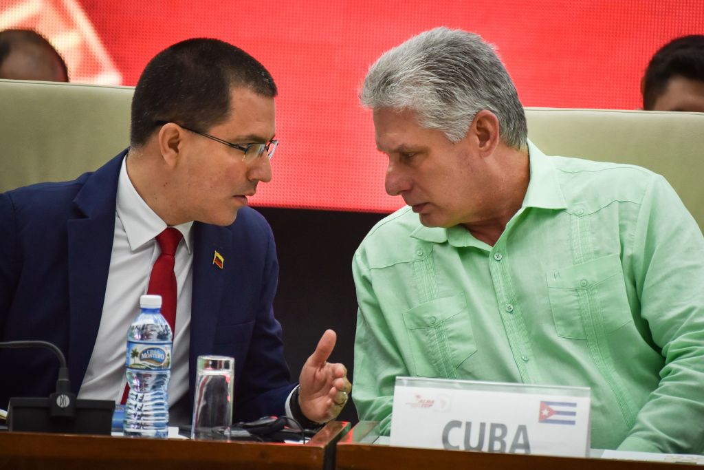 O ministro das Relações Exteriores da Venezuela, Jorge Arreaza (à esquerda), conversa com o ditador cubano Miguel Díaz-Canel durante o XVIII Conselho Político da Aliança Bolivariana para os Povos da Nossa América - Acordo Comercial dos Povos (ALBA-TCP ), em Havana, em 21 de maio de 2019 (ADALBERTO ROQUE / AFP / Getty Images)