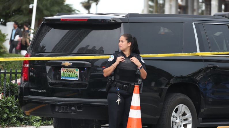 Una oficial de policía de el 12 de mayo de 2019 en Sunny Isles, Florida. (Joe Raedle/Getty Images)