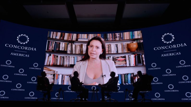María Corina Machado, coordinadora de Vente Venezuela, aparece en un video durante el panel 'Descubriendo el populismo en América Latina: Lecciones para la democracia' durante la sesión de la tarde en la Cumbre Concordia Américas 2019 en Bogotá el 13 de mayo, 2019. (Gabriel Aponte / Getty Images para Concordia Summit)