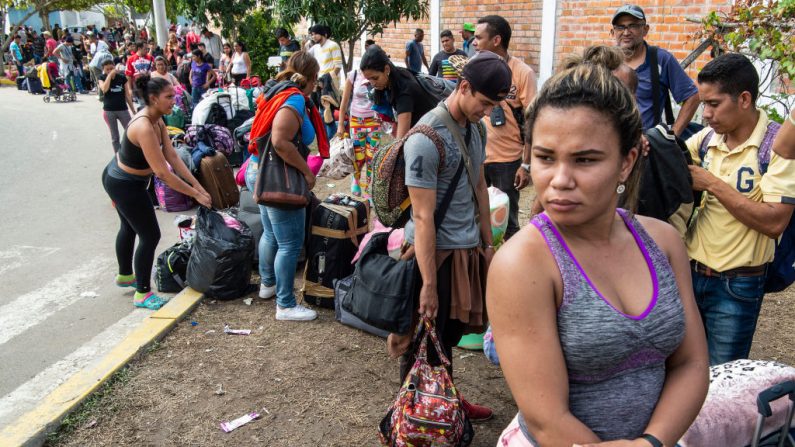 Migrantes venezolanos esperan para obtener una solicitud de refugio en el centro de atención fronterizo binacional (CEBAF) en Tumbes, Perú, el 14 de junio de 2019. (CRIS BOURONCLE / AFP / Getty Images)