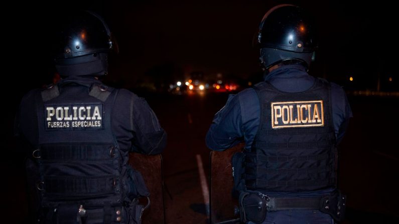 La policía peruana cierra la carretera panamericana al norte de la ciudad de Tumbes, cerca de la frontera con Ecuador, a medianoche del 14 de junio de 2019, con el fin de detener el flujo de ciudadanos venezolanos indocumentados. (CRIS BOURONCLE/AFP/Getty Images)
