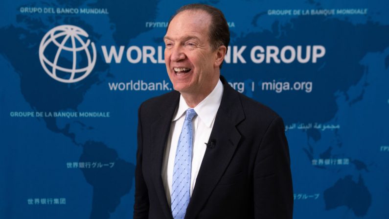 El presidente del Grupo del Banco Mundial, David Malpass, habla durante una entrevista con AFP en la sede del Banco Mundial en Washington, DC, el 9 de julio de 2019. (SAUL LOEB/AFP/Getty Images)
