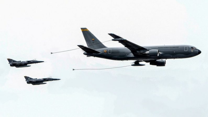 Aviones Kfir del ejército colombiano participan en un desfile militar durante las celebraciones del Día de la Independencia, en Bogotá, el 20 de julio de 2019. (JUAN BARRETO/AFP/Getty Images)
