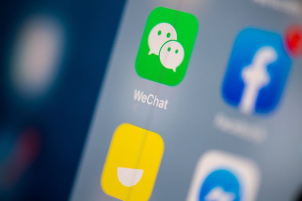 Una ilustración que muestra el logo de la aplicación china de mensajería instantánea WeChat en la pantalla de una tableta, el 24 de julio de 2019. (Martin Bureau/AFP/Getty Images)