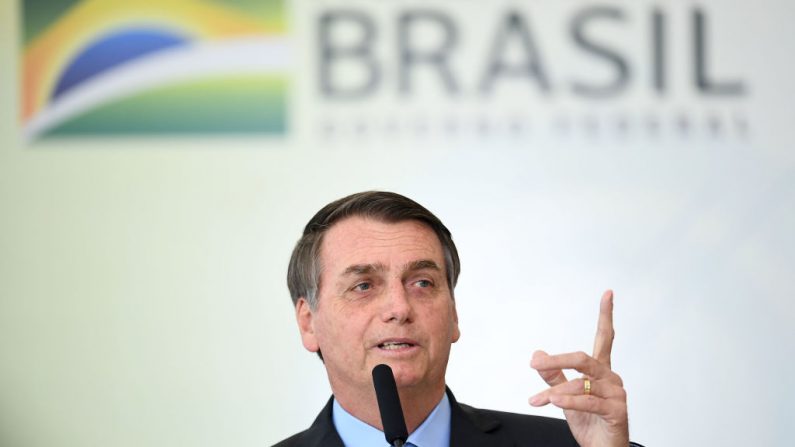 El presidente de Brasil Jair Bolsonaro pronuncia un discurso durante la conmemoración del Día Internacional de la Juventud en el Palacio de Planalto en Brasilia, el 16 de agosto de 2019.
(EVARISTO SA / AFP / Getty Images)