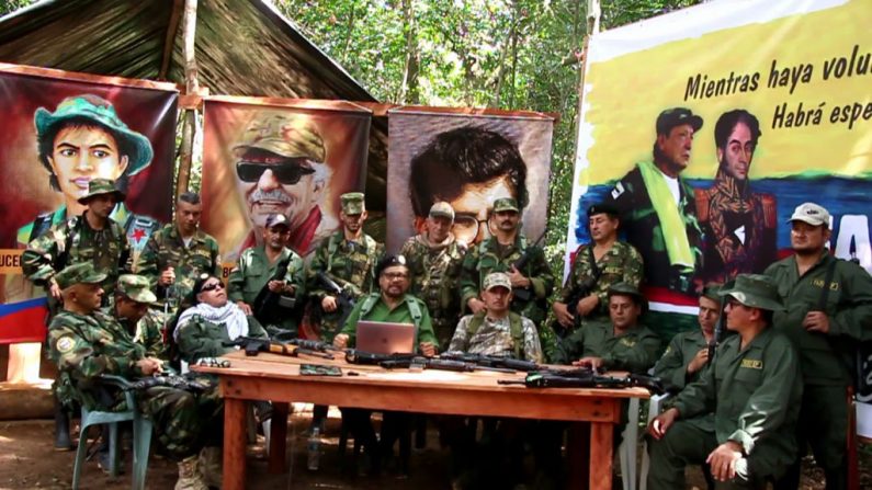 Los ex comandantes de las FARC en Colombia, Iván Márquez(C) y a su colega rebelde fugitivo, Jesús Santrich (con gafas de sol), en un lugar no revelado anunciando la creación de una organización política clandestina que buscará "erradicar la corrupción" y formar una base social que defienda la política del grupo, el 4 de septiembre de 2019. (AFP/Getty Images)
