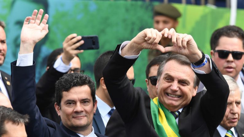 El presidente brasileño Jair Bolsonaro (der) y su ministro de Justicia Sergio Moro asisten al Desfile del Día de la Independencia en Brasilia, el 7 de septiembre de 2019. (EVARISTO SA/AFP/Getty Images)
