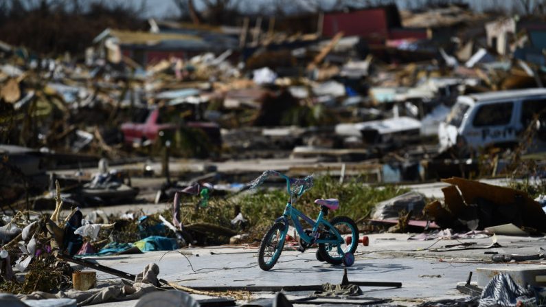 El 7 de septiembre de 2019, tras el paso del huracán Dorian, las pertenencias se esparcen por el suelo en el barrio "Mudd" de Marsh Harbour, en el Gran Abaco. (BRENDAN SMIALOWSKI/AFP/Getty Images)
