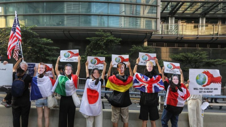 Los manifestantes llevan máscaras que representan a varios líderes mundiales durante una marcha desde el Jardín Chater hasta el consulado estadounidense en Hong Kong el 8 de septiembre de 2019, para pedir a los EE.UU. que presione a Beijing para que cumpla con sus demandas y para que el Congreso apruebe un proyecto de ley recientemente propuesto que expresa apoyo al movimiento de protesta. (Foto de Vivek Prakash / AFP) (Crédito foto: VIVEK PRAKASH/AFP/Getty Images)