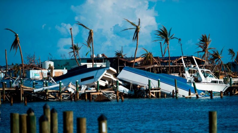 Barcos destruidos son empujados contra el muelle después del huracán Dorian en Treasure Cay en la isla de Abaco, Bahamas, el 11 de septiembre de 2019. (ANDREW CABALLERO-REYNOLDS/AFP/Getty Images)
