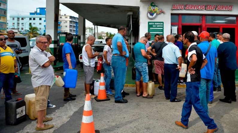 Cubanos hacen cola para comprar combustible en una gasolinera de La Habana, el 12 de septiembre de 2019. (YAMIL LAGE/AFP/Getty Images)