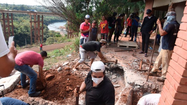 Los ocupantes ilegales excavan una mansión abandonada del difunto dictador paraguayo Alfredo Stroessner (1954-1989) en Ciudad del Este el 13 de septiembre de 2019. (NORBERTO DUARTE/AFP/Getty Images)
