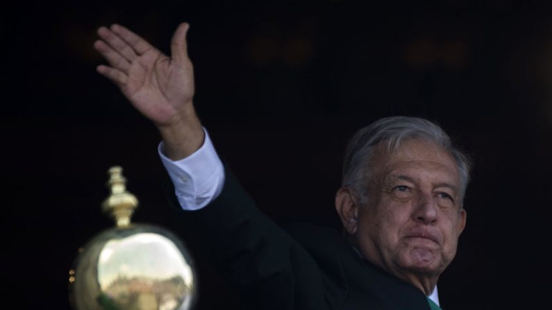 El presidente de México, Andrés Manuel López Obrador, saluda durante la celebración de un aniversario de la independencia del país, en la Plaza del Zócalo de la Ciudad de México, el 16 de septiembre de 2019. (PEDRO PARDO/AFP/Getty Images)
