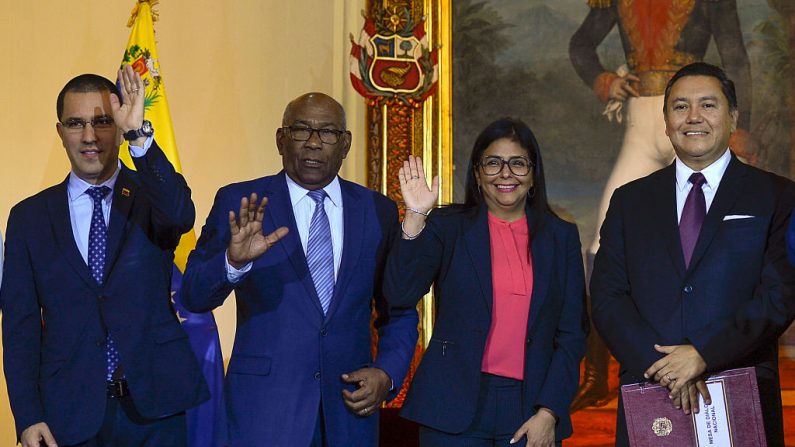 El canciller venezolano Jorge Arreaza, el ministro de Educación Aristobulo Isturiz, la vicepresidenta Delcy Rodríguez y el opositor Javier Bertucci posan en Caracas el 18 de septiembre de 2019. (MATIAS DELACROIX/AFP/Getty Images)
