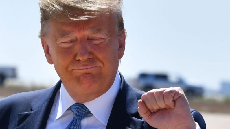 El presidente de Estados Unidos, Donald Trump, hace un gesto después de aterrizar en el Aeropuerto Internacional de San Diego, en San Diego, California, el 18 de septiembre de 2019.  (NICHOLAS KAMM/AFP/Getty Images)