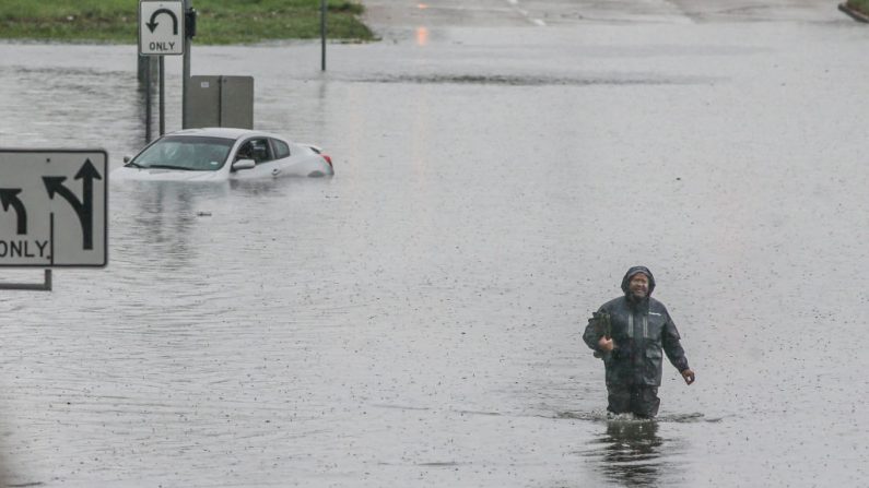 Un hombre camina a través de los caminos de acceso inundados de la carretera 69 Norte el 19 de septiembre de 2019 en Houston, Texas. (Thomas B. Shea/Getty Images)