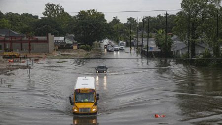 Valiente estudiante en Texas salva a mujer y bebé atrapados en las inundaciones por tormenta Imelda