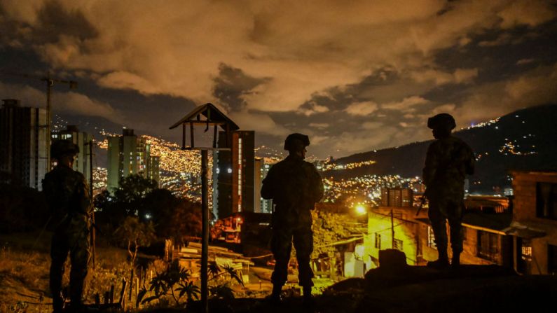 Soldados hacen guardia en Bello, una ciudad cercana a Medellín, Departamento de Antioquia, Colombia, el 21 de septiembre de 2019. (JOAQUIN SARMIENTO/AFP/Getty Images)