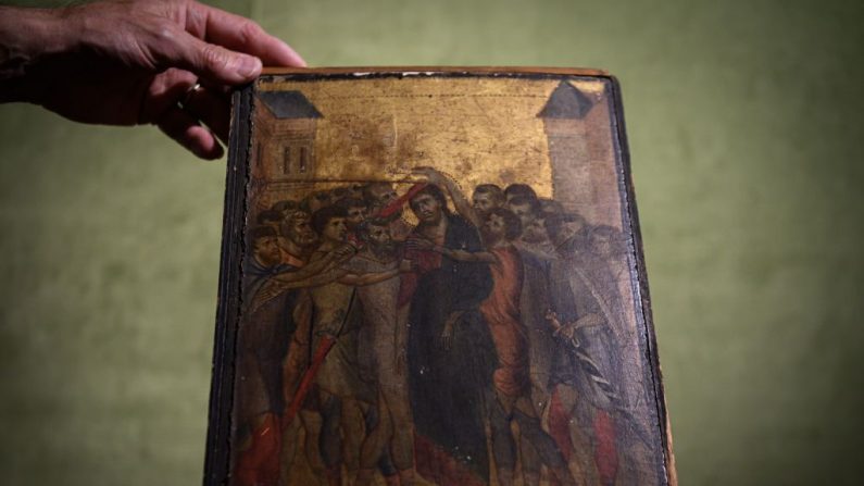 Esta foto tomada el 23 de septiembre de 2019 en París muestra una pintura titulada "La burla de Cristo" por el artista florentino de finales del siglo XIII Cenni di Pepo también conocido como Cimabue. (PHILIPPE LOPEZ/AFP/Getty Images)
