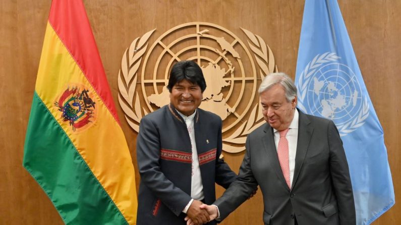 El presidente de Bolivia, Evo Morales (izq.), se reúne con el Secretario General de las Naciones Unidas, Antonio Guterres, en la sede de las Naciones Unidas en Nueva York, el 23 de septiembre de 2019. (ANGELA WEISS/AFP/Getty Images)