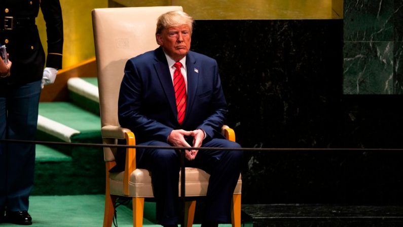 El presidente de Estados Unidos, Donald Trump, espera para hablar durante la 74ª Sesión de la Asamblea General de las Naciones Unidas en la sede de la ONU en Nueva York, el 24 de septiembre de 2019. (JOHANNES EISELE/AFP/Getty Images)