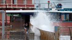 Lorenzo es ya huracán y Karen se aleja de Puerto Rico pero siguen sus lluvias