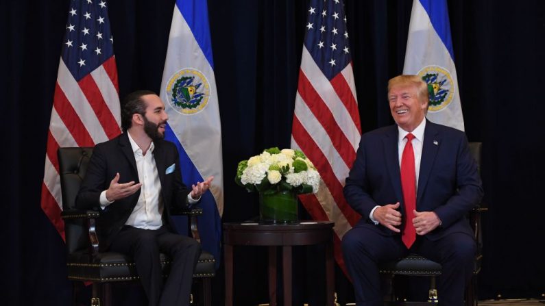 El presidente de Estados Unidos, Donald Trump, y el presidente de El Salvador, Nayib Bukele, se reúnen en Nueva York, el 25 de septiembre de 2019, al margen de la Asamblea General de las Naciones Unidas. (SAUL LOEB/AFP/Getty Images)
